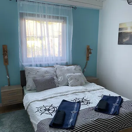 Kristof Apartmanhazak アパート