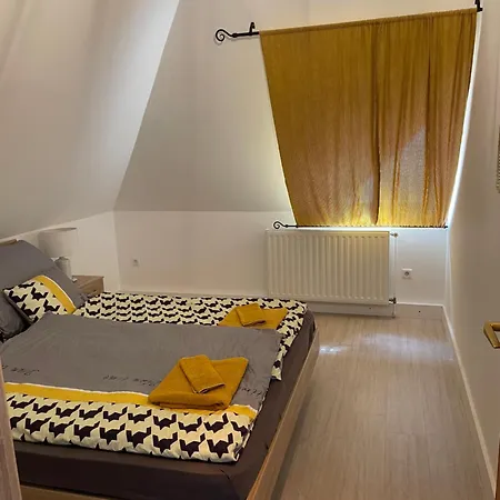 アパート Kristof Apartmanhazak